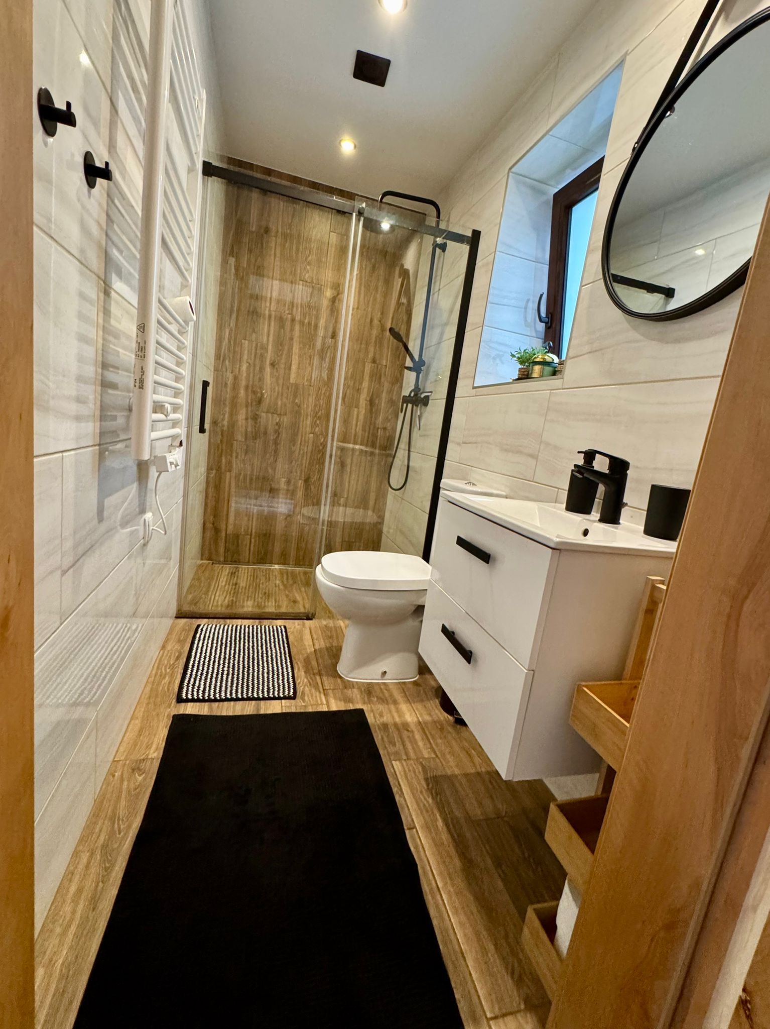 Leśne pogaduchy detal — komfortowy apartament w lesie na Mazurach