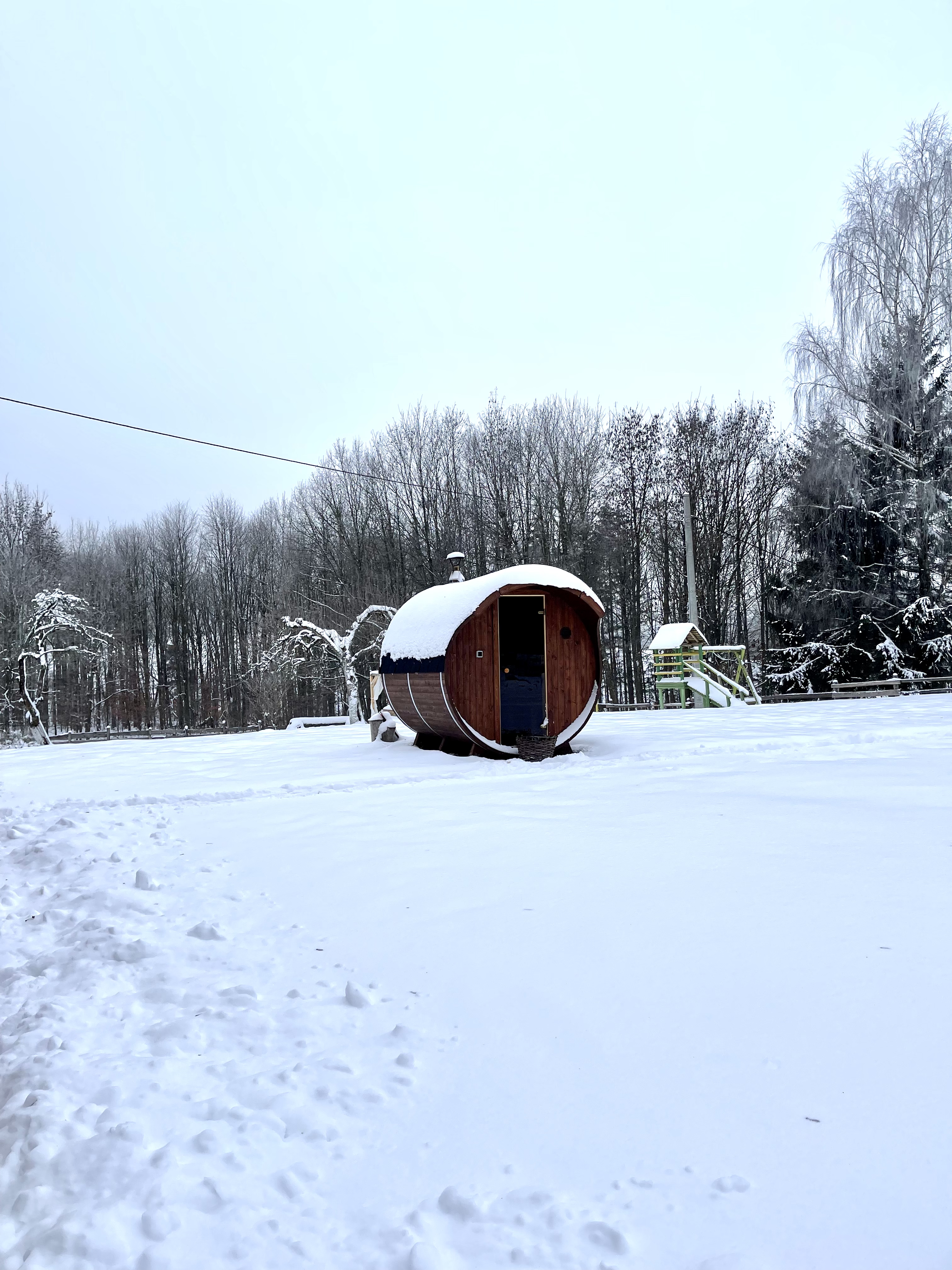 Sauna beczkowa Gajówka — relaks po całym dniu, las dookoła Mazury